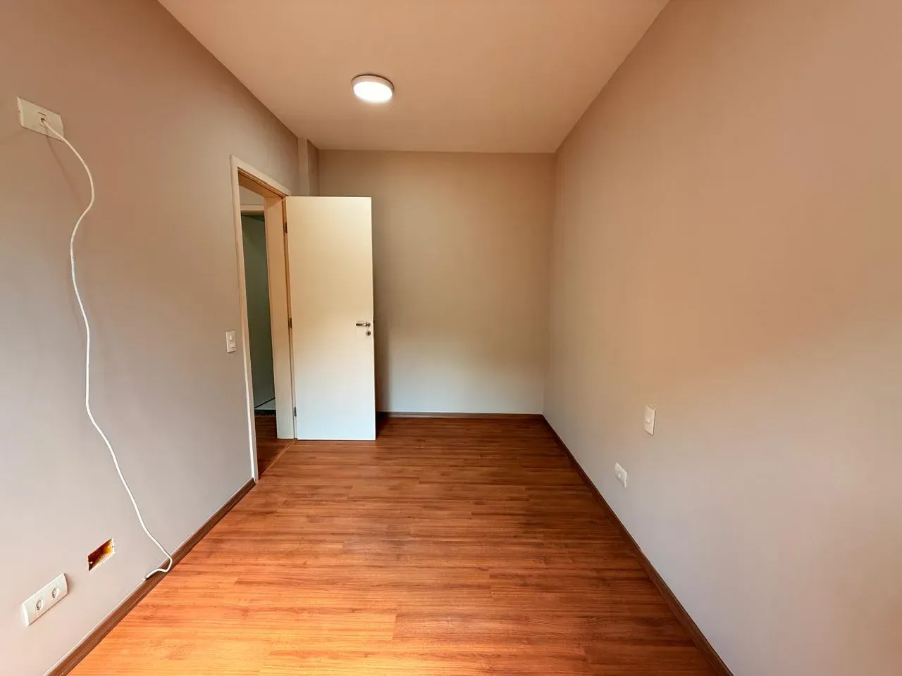 Apartment on the 4th floor with wood or laminate floors — photo 12