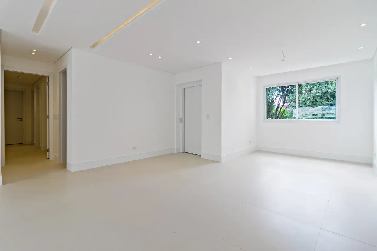 Balcony with a grill in a 4-bedroom apartment, 158 m² — photo 22