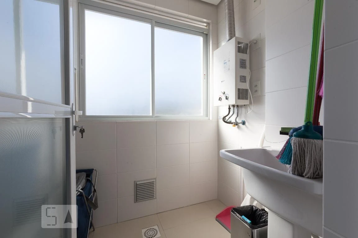 Glass-enclosed balcony in a 2-bedroom apartment, 189 m² — photo 40