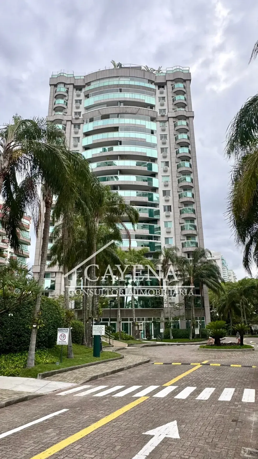 Furnished 4-bedroom apartment with glazed balcony — photo 43