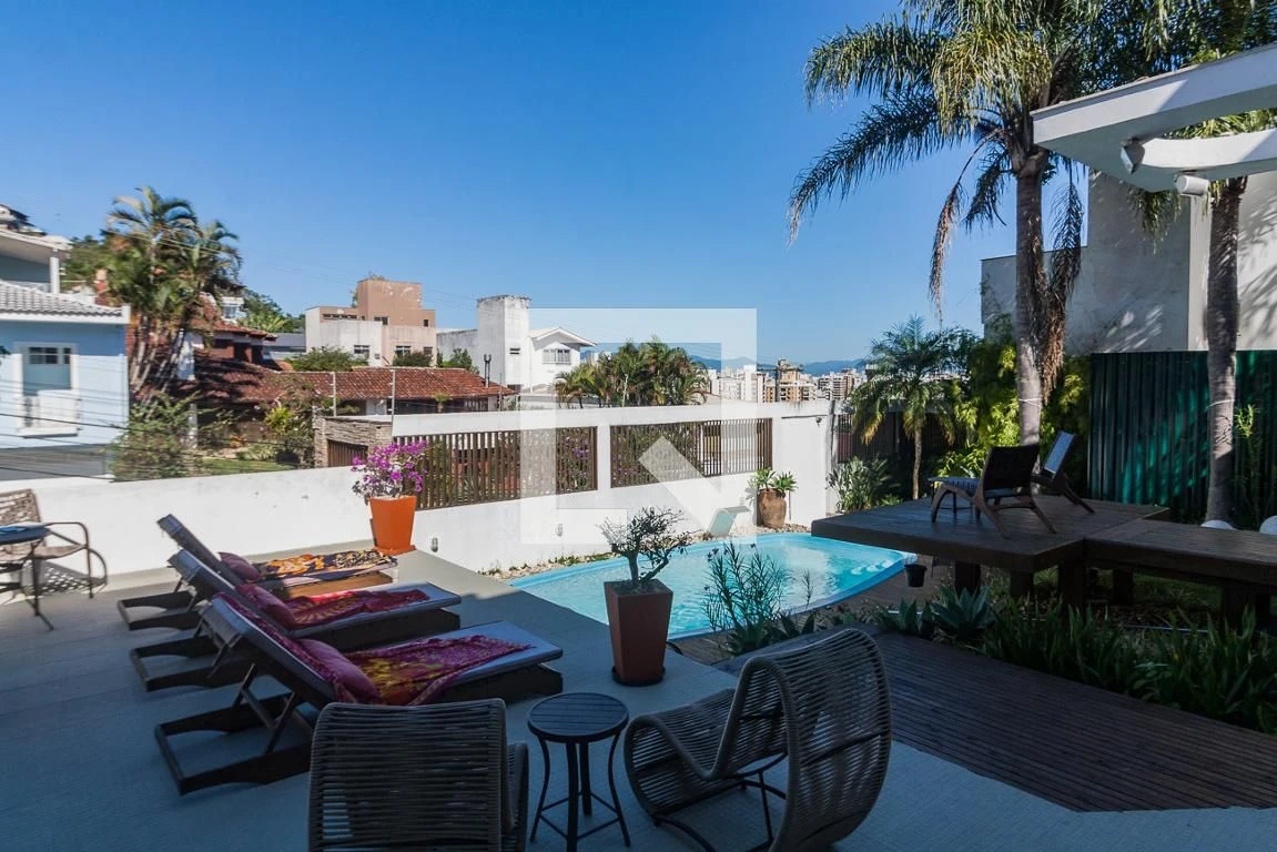 Furnished studio in a building with a pool — photo 28