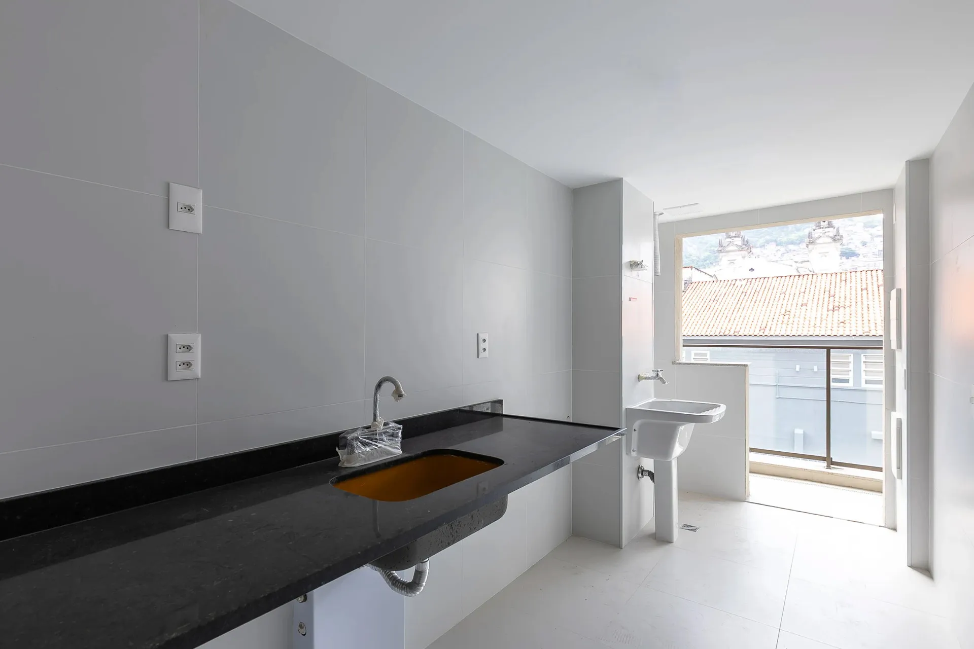 2-bedroom apartment with a mountain view — photo 2