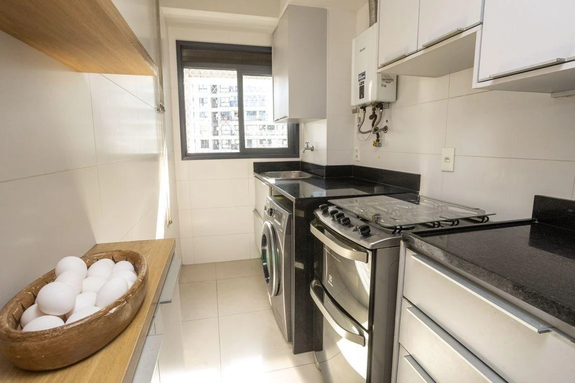 Furnished apartment, 87 m², with a glass-enclosed balcony — photo 2