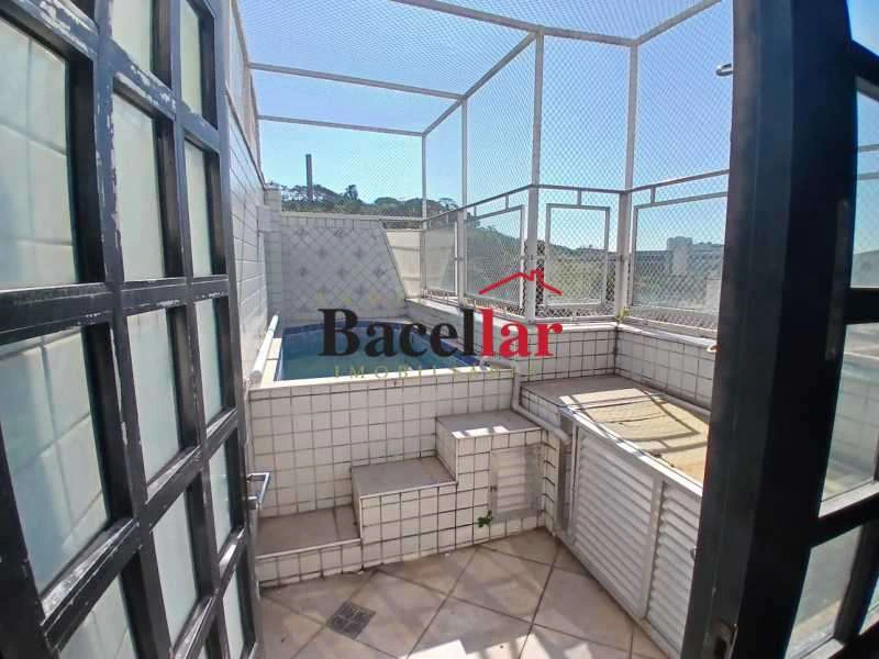 Top-floor apartment with 2 bedrooms and 2 baths, 122 m² — photo 8