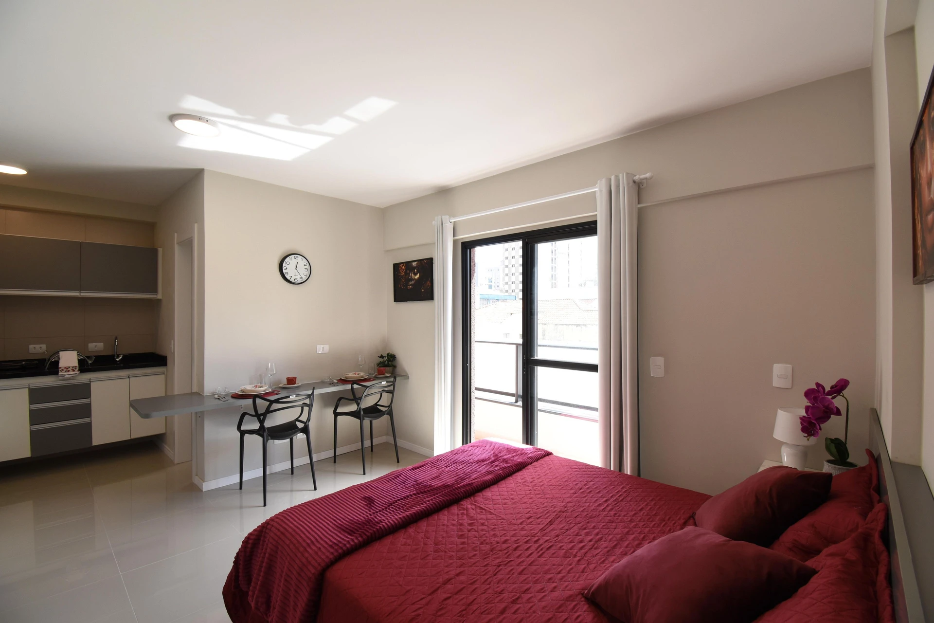 Furnished studio, 22 m², with a glass-enclosed balcony — photo 8