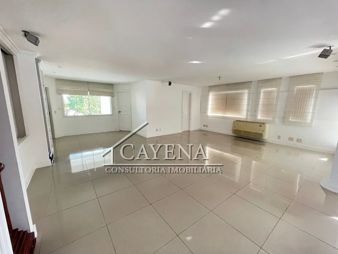 4 quartos e banheira: casa de 650 m² — photo 20
