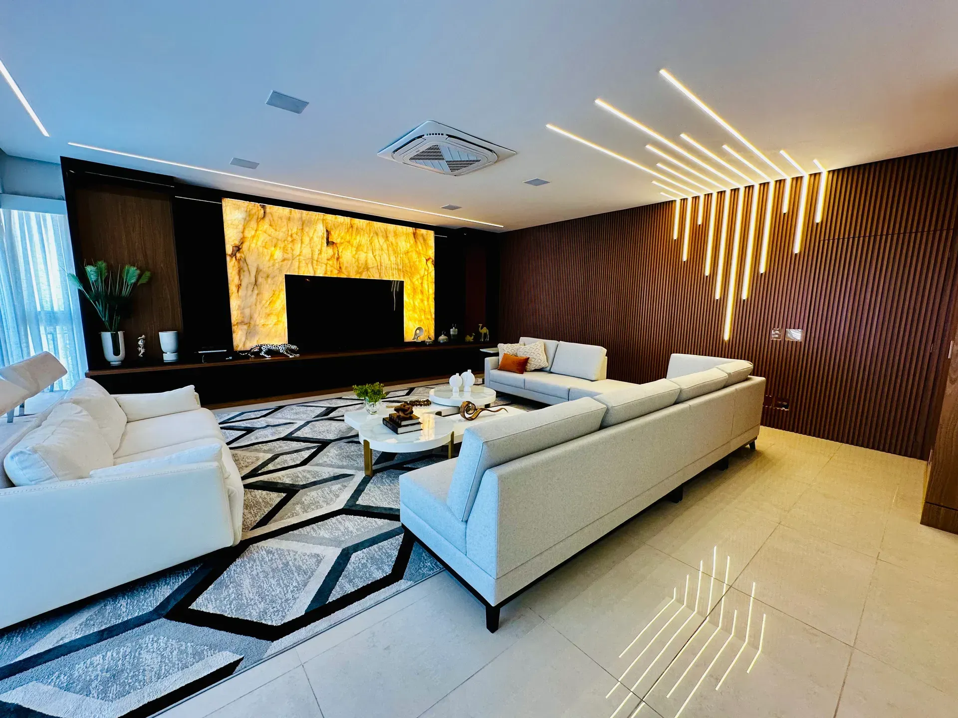 Furnished duplex penthouse with 4 suites and 600 m²