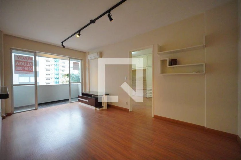 Wood or laminate floors in a one-bedroom apartment, 48 m²