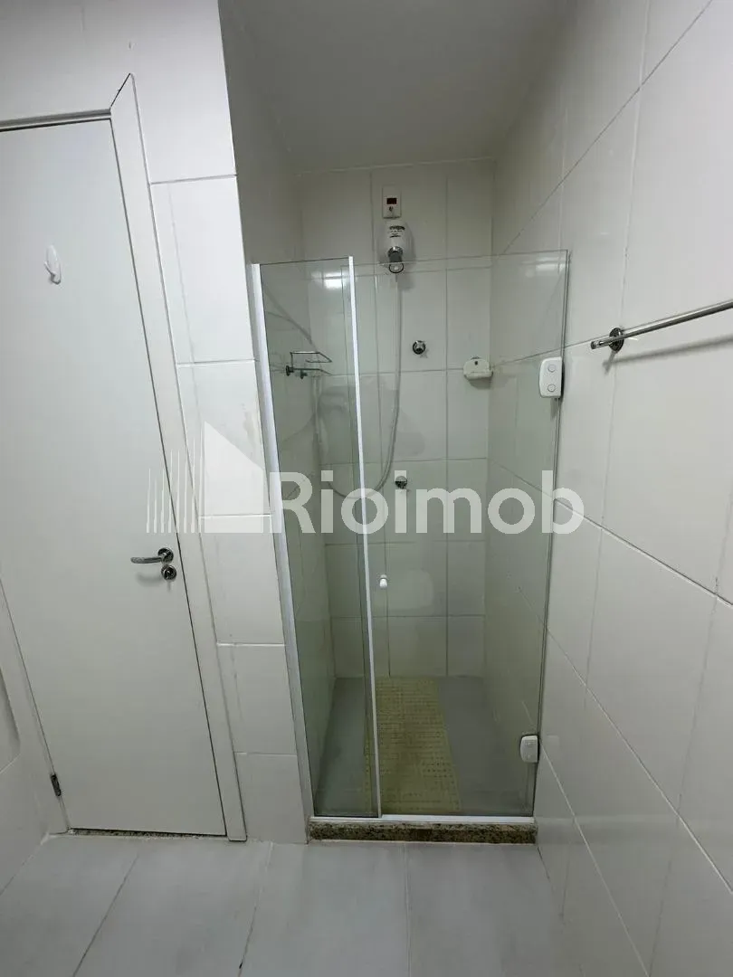 One-bedroom apartment in a building with a pool — photo 9