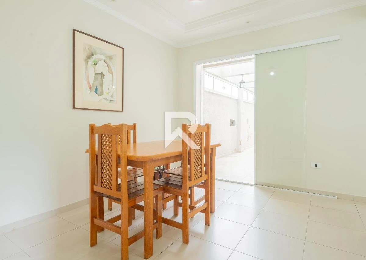250 m² house with a walk-in closet and a bathtub — photo 29