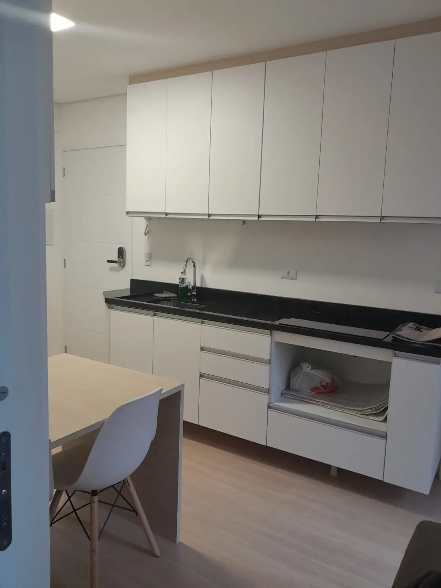 Furnished 1-bedroom apartment with open-plan kitchen — photo 23