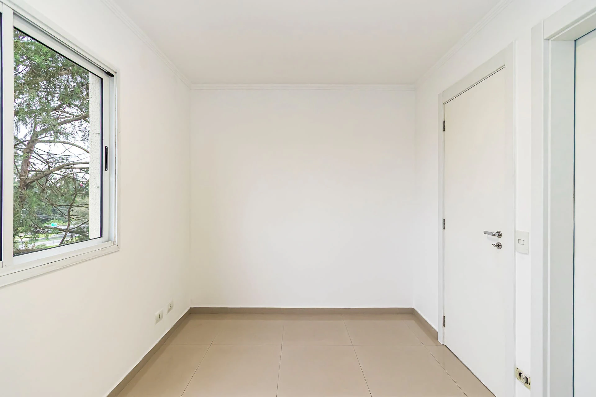 3-bedroom apartment in a building with a pool — photo 15