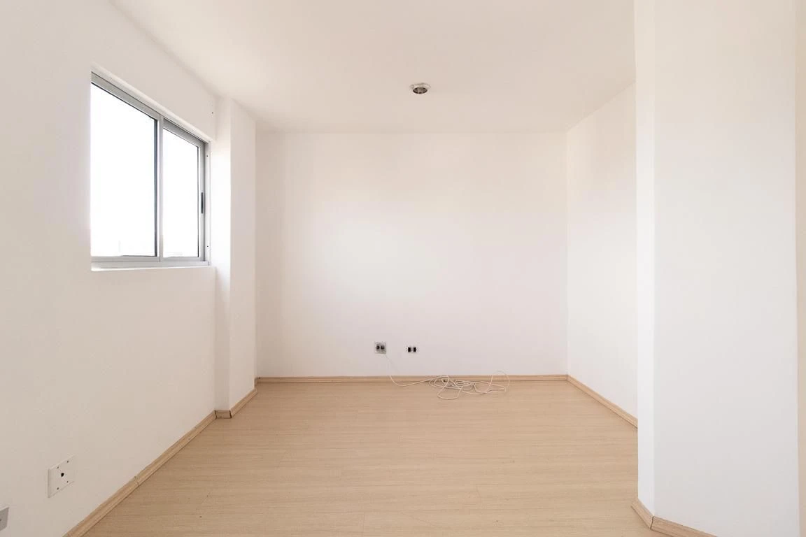 Apartment, 32 m², with wood or laminate floors — photo 3