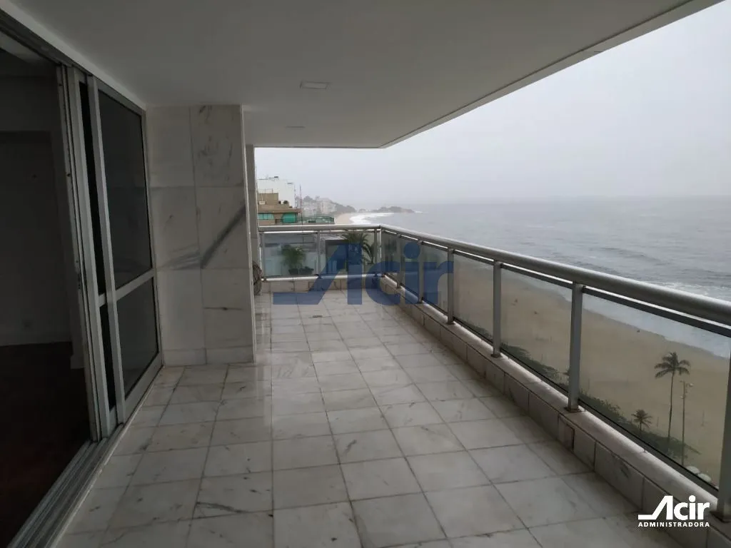 3-bedroom apartment with a water view in Rio de Janeiro — photo 9