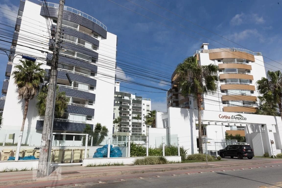 Glass-enclosed balcony in a 2-bedroom apartment, 189 m² — photo 45
