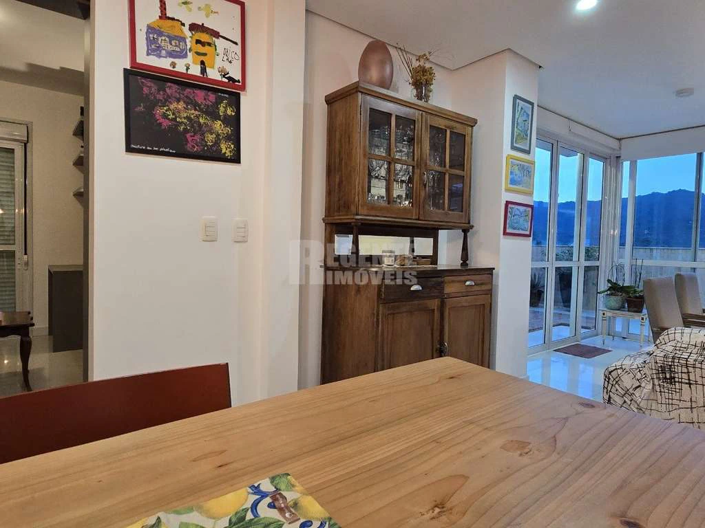 Furnished apartment with 4 bedrooms and 172 m² — photo 2