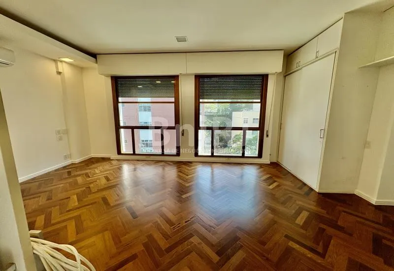 Apartamento de 180 m² com varanda fechada e fogão a gás — photo 28