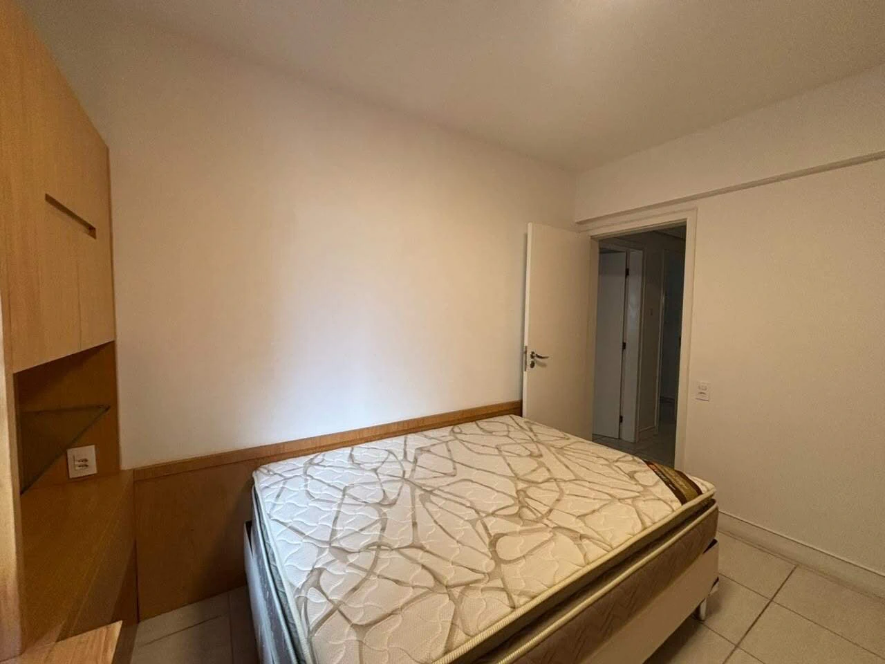 Furnished apartment, 122 m², with a glass-enclosed balcony — photo 3