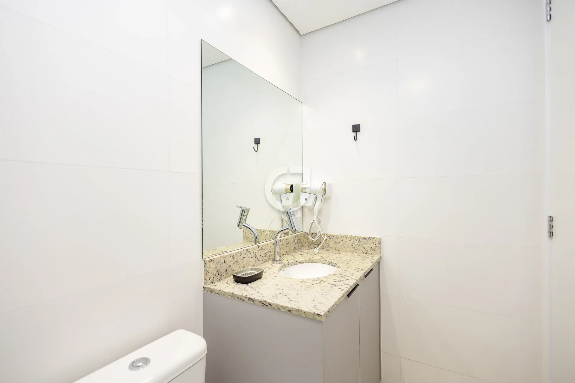 Furnished 1-bedroom apartment with open-plan kitchen — photo 12