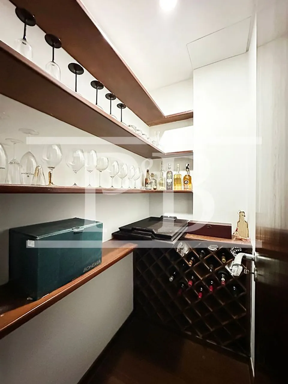 4-bedroom apartment with 250 m² and glassed-in balcony — photo 17