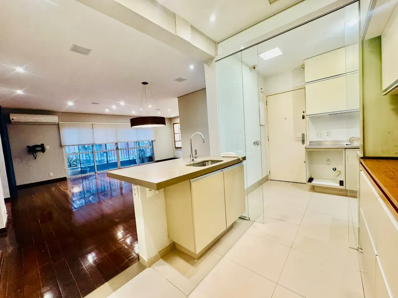 4-bedroom apartment with wood or laminate floors — photo 61