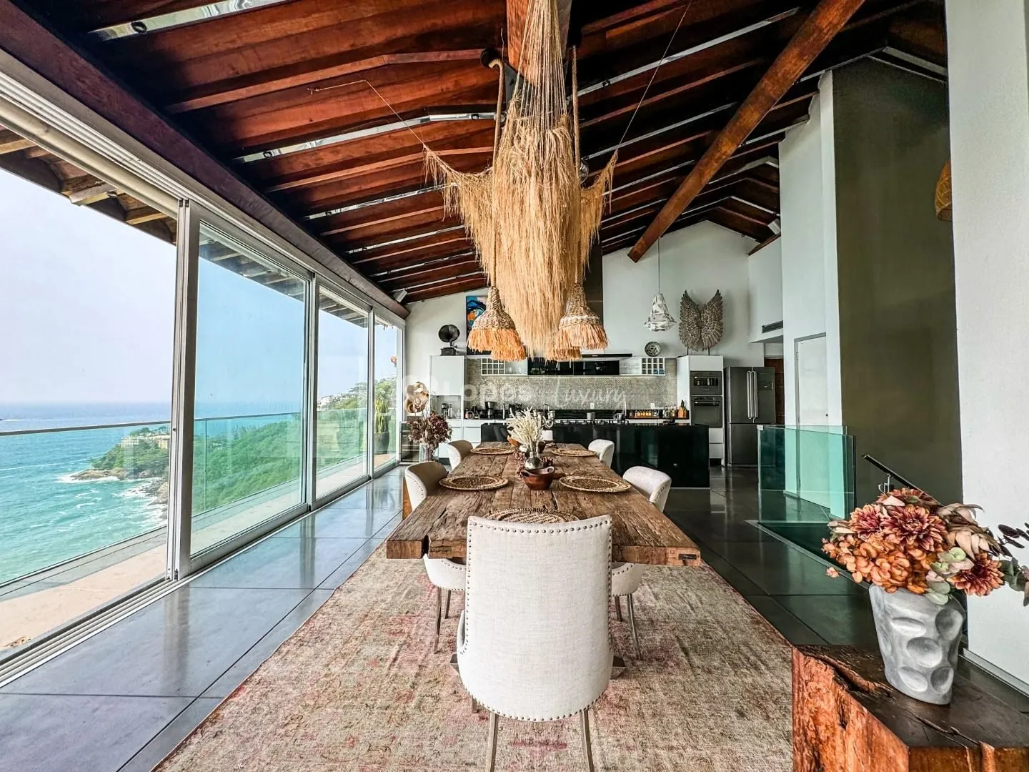 House with 5 en-suite bedrooms, 8 baths and 3 parking