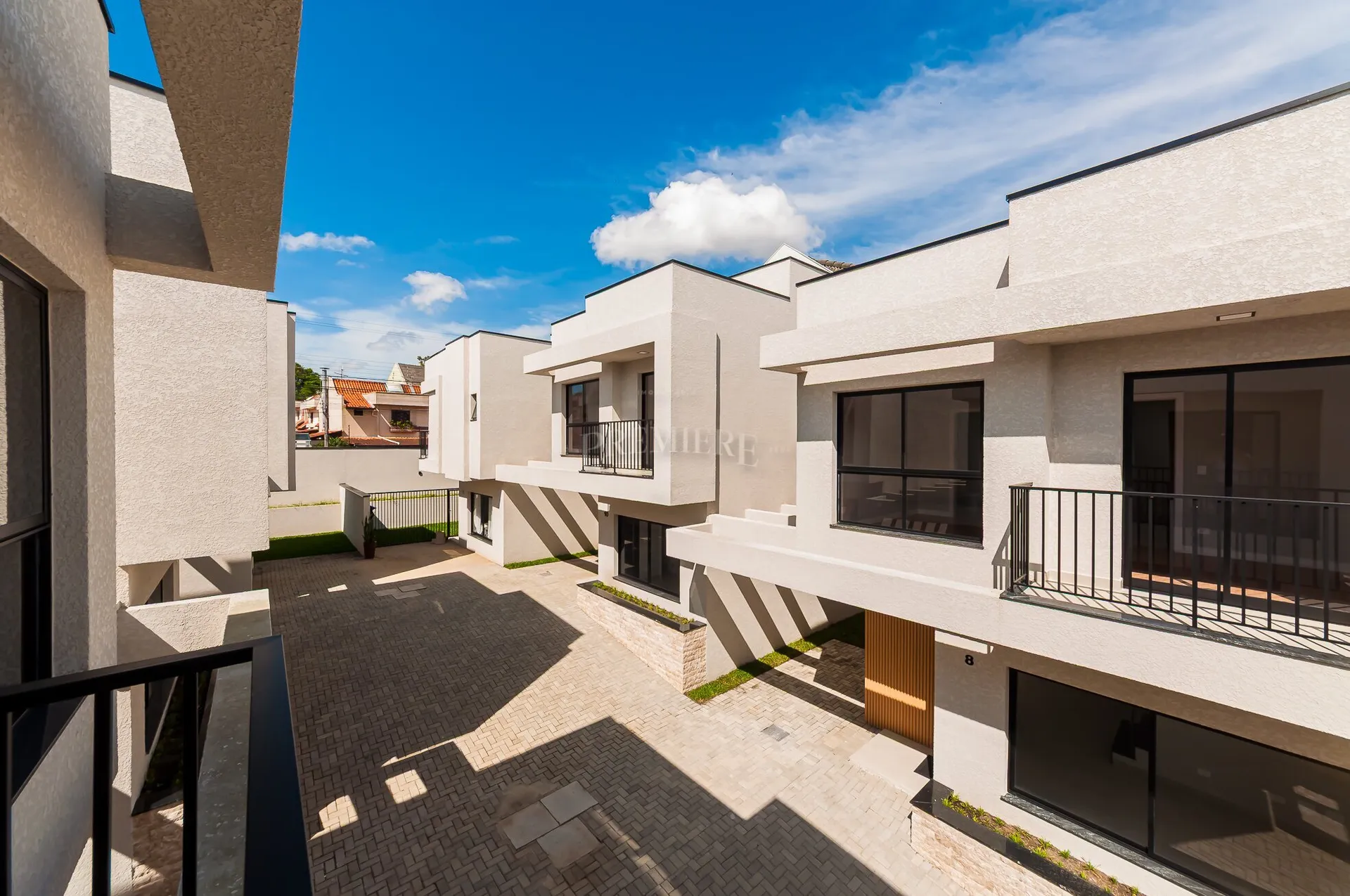 House, 97 m², with a glass-enclosed balcony