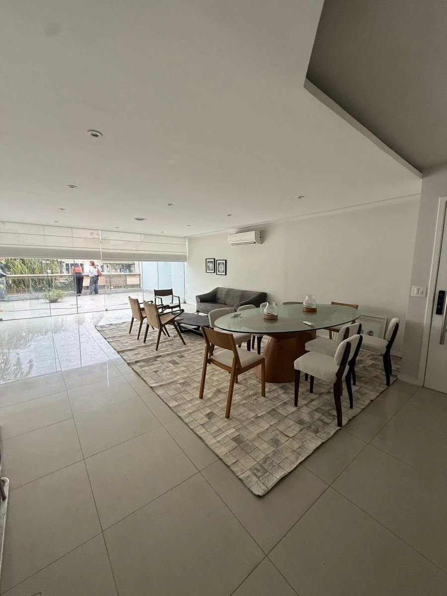 Furnished 400 m² apartment with 3 en-suites and 3 parking