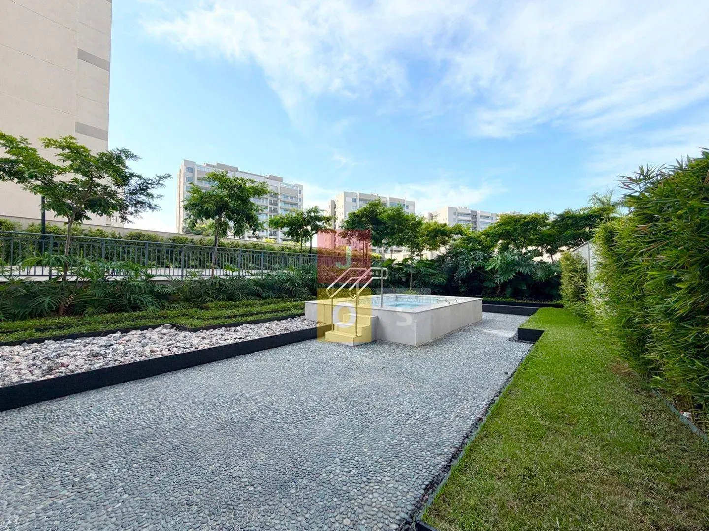 80 m² apartment with 2 bedrooms and a glass balcony — photo 104