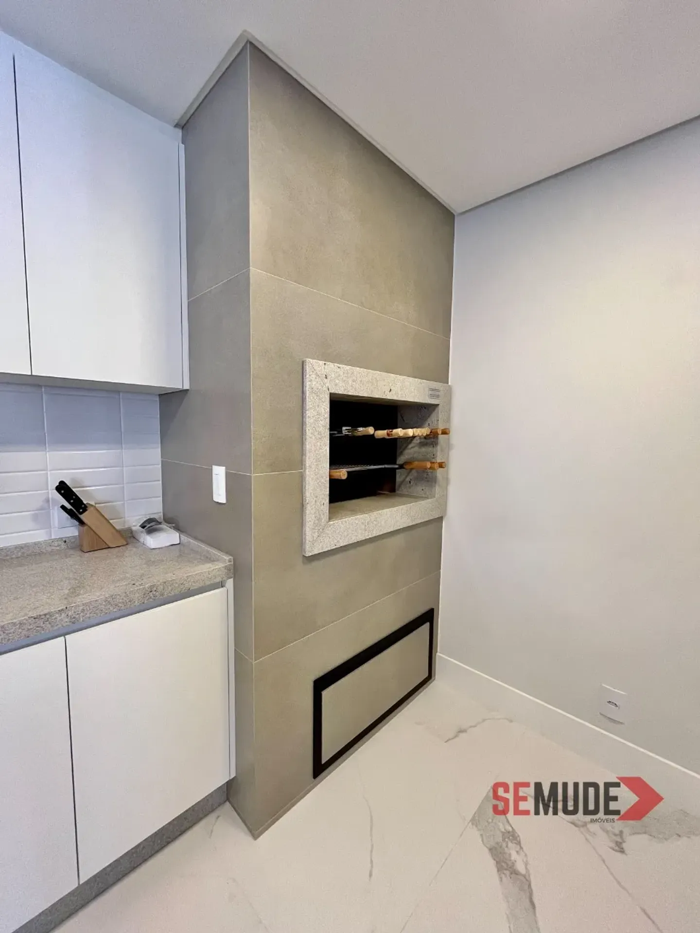 Furnished 1-bedroom apartment with a balcony grill — photo 26
