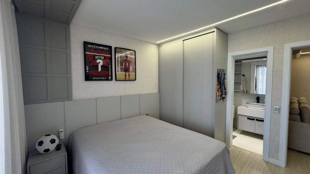 Walk-in closet in a 4-bedroom apartment, 217 m² — photo 17