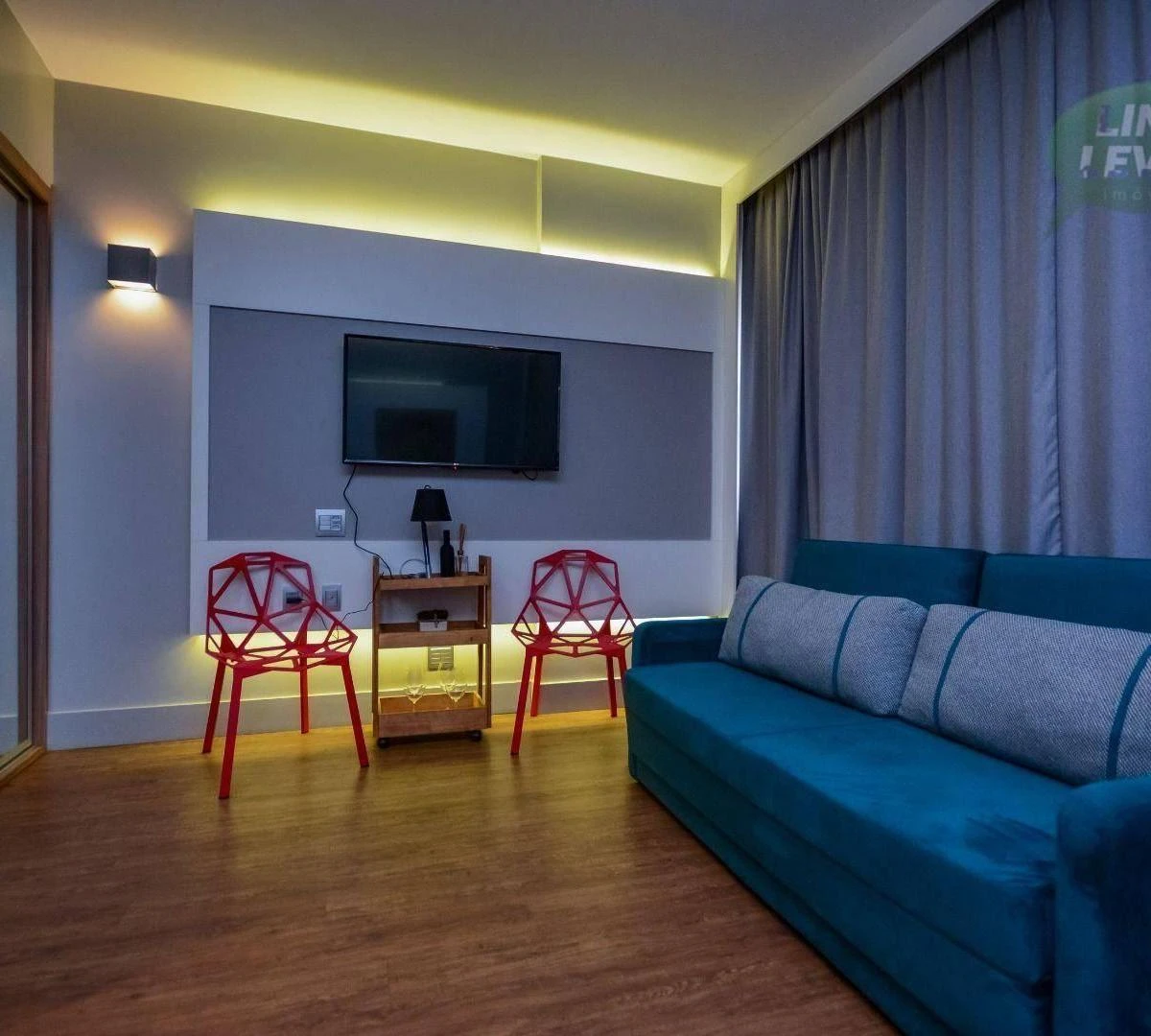 One-bedroom apartment in a building with a coworking space — photo 17