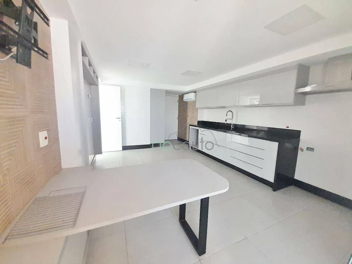 Apartment with 4 bedrooms and a balcony — photo 11