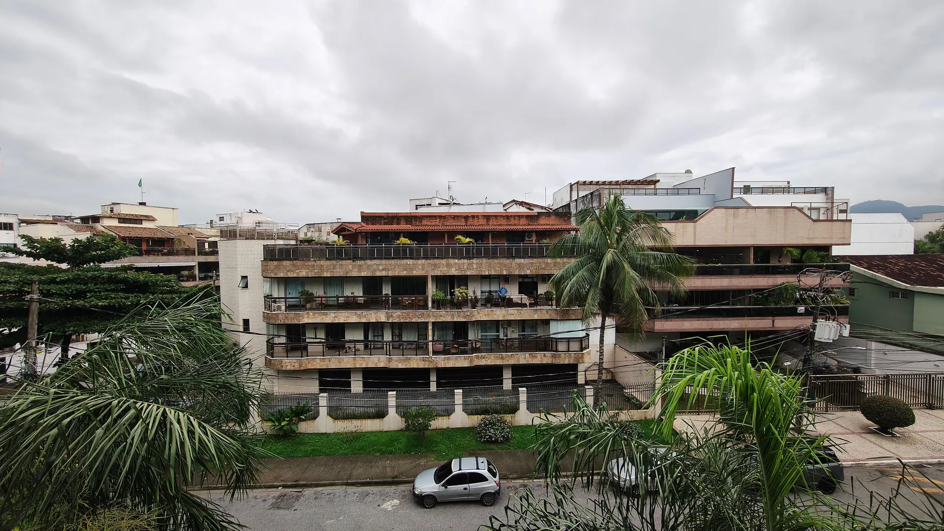 3-bedroom apartment in a building with a pool — photo 33