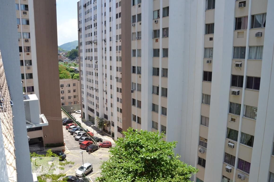 2-bedroom apartment in a building with a pool — photo 36