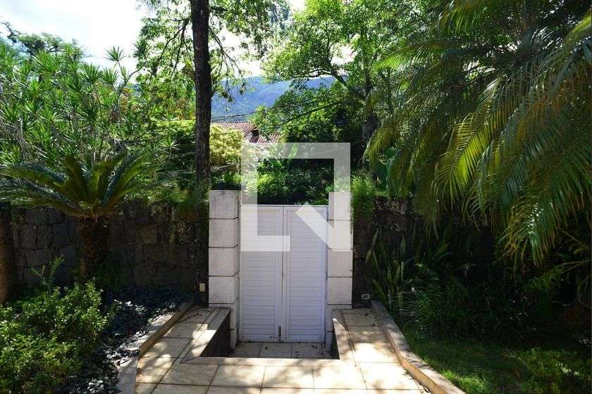 House in a gated community with 5 bedrooms and mountain view
