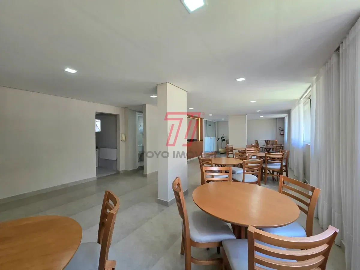Apartamento de 3 quartos com piso de madeira na sala — photo 33