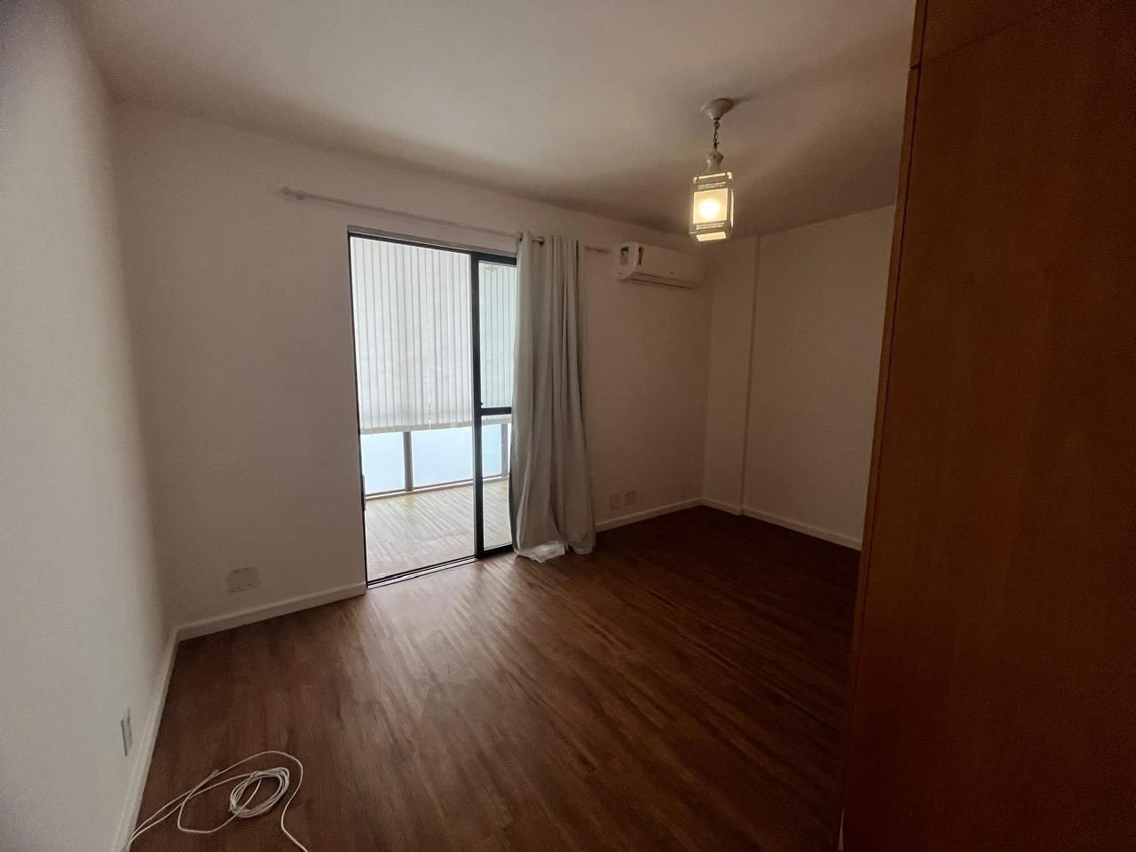 Glass-enclosed balcony in a 3-bedroom apartment, 160 m² — photo 10