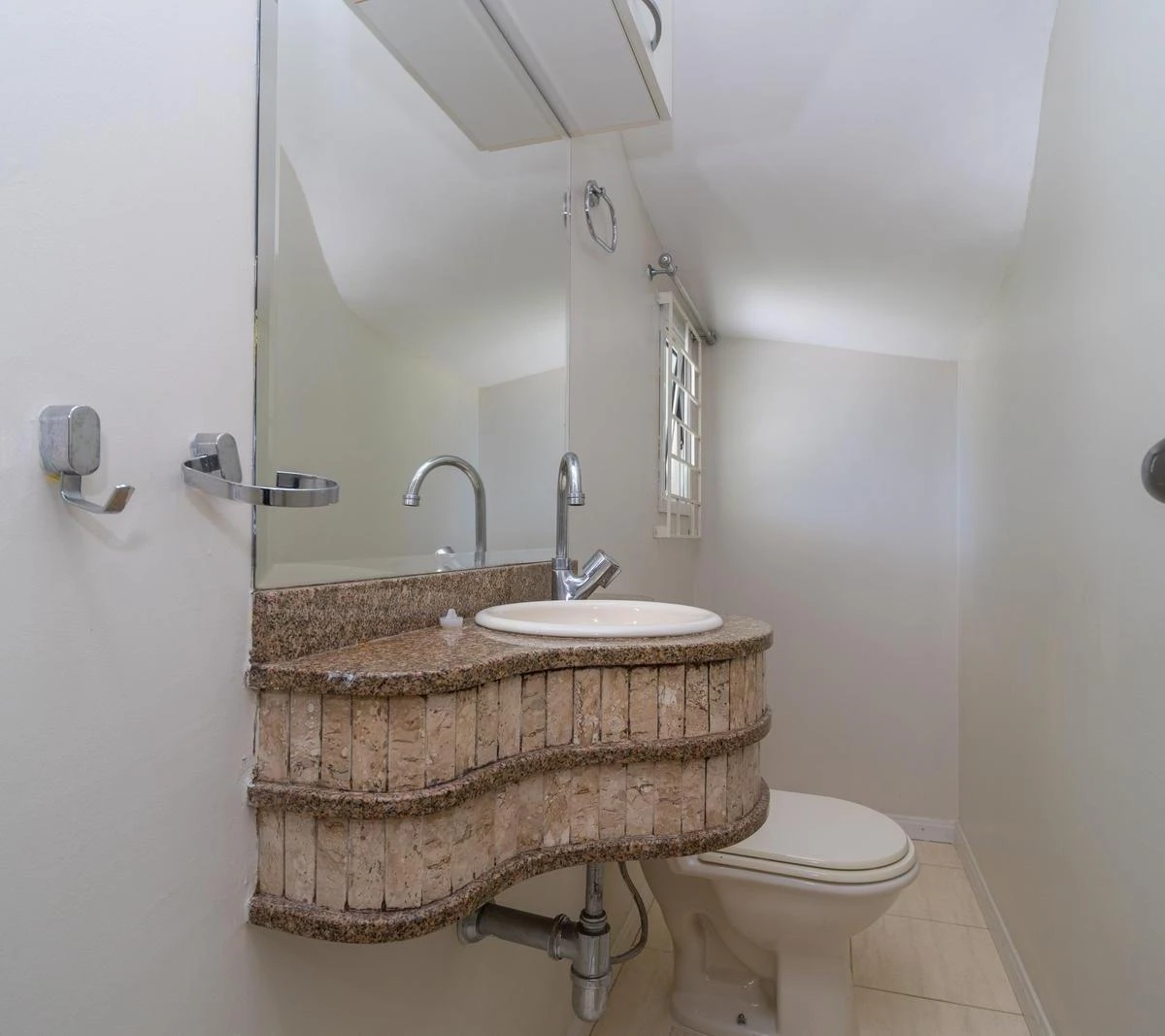 Walk-in closet in a 3-bedroom house, 140 m² — photo 24