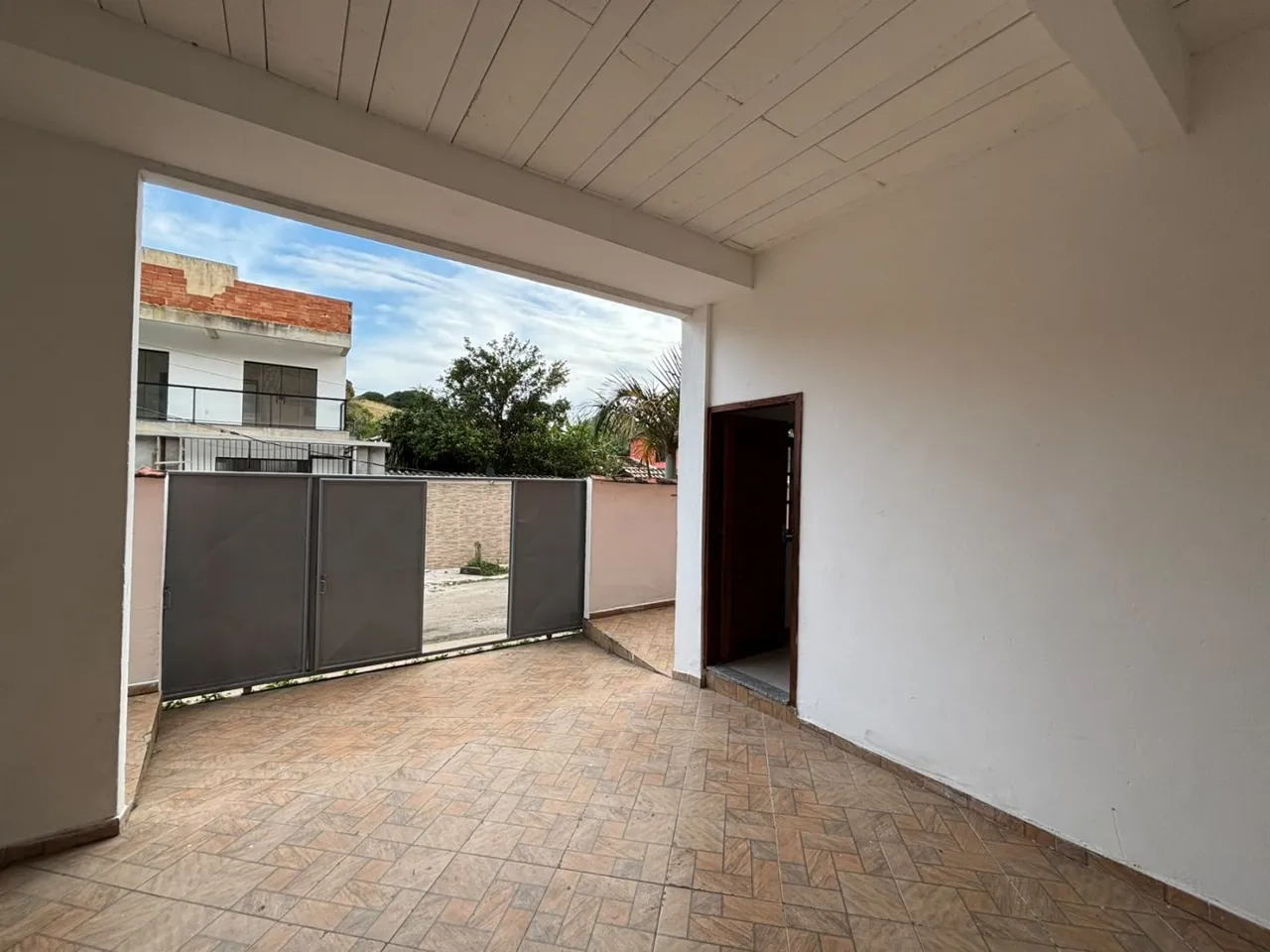 3-bedroom house with 3 bathrooms and glass showers — photo 4