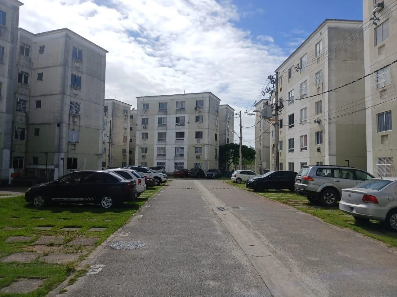 Apartamento sem mobília com box de vidro no banheiro — photo 2