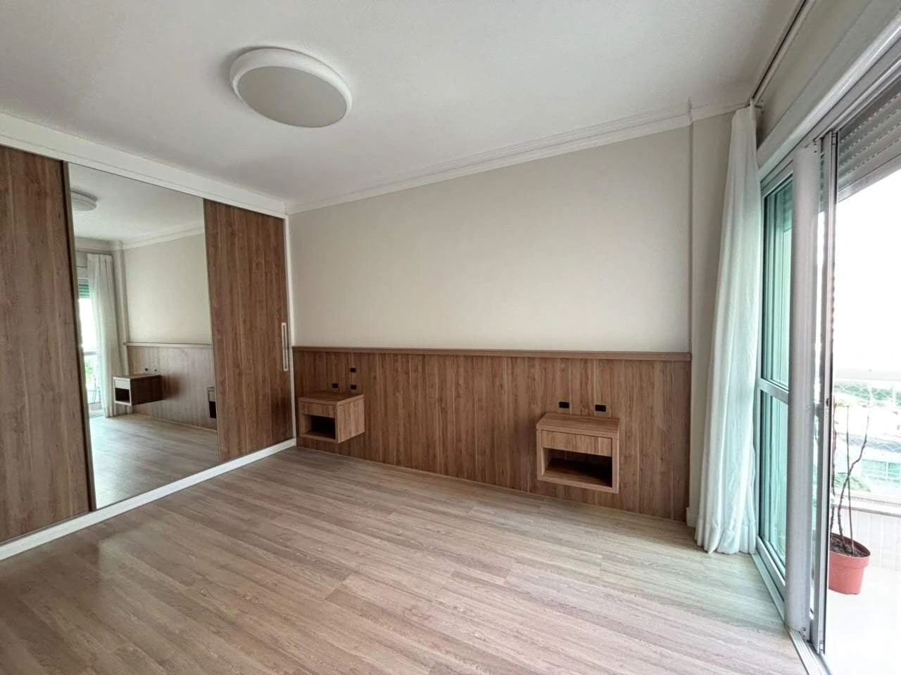 Glass-enclosed balcony in a 4-bedroom apartment, 127 m² — photo 17