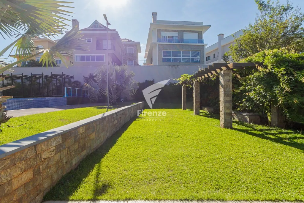 Furnished house with 4 bedrooms and 320 m² — photo 70