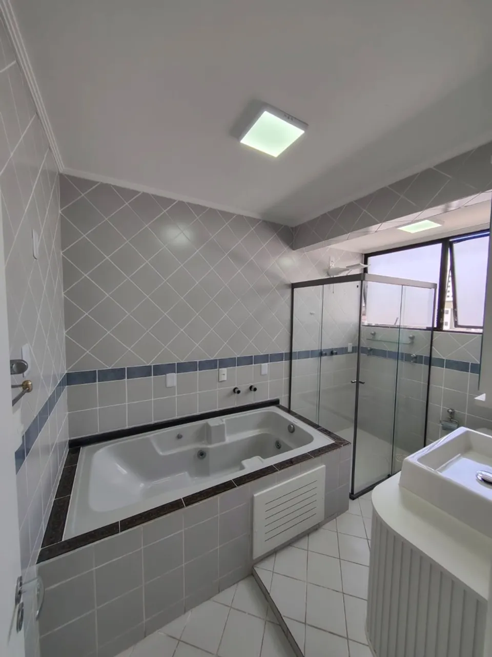 Bathtub in a 3-bedroom apartment, 160 m² — photo 8