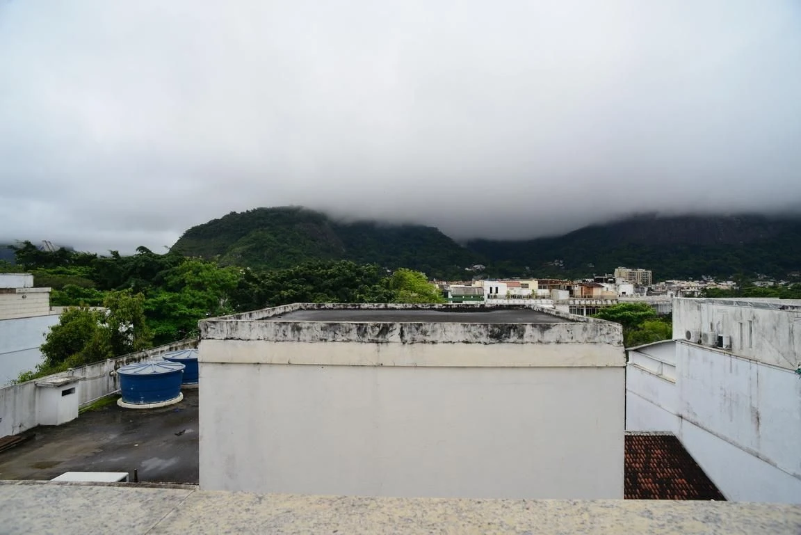 Furnished apartment, 300 m², with a glass-enclosed balcony — photo 25