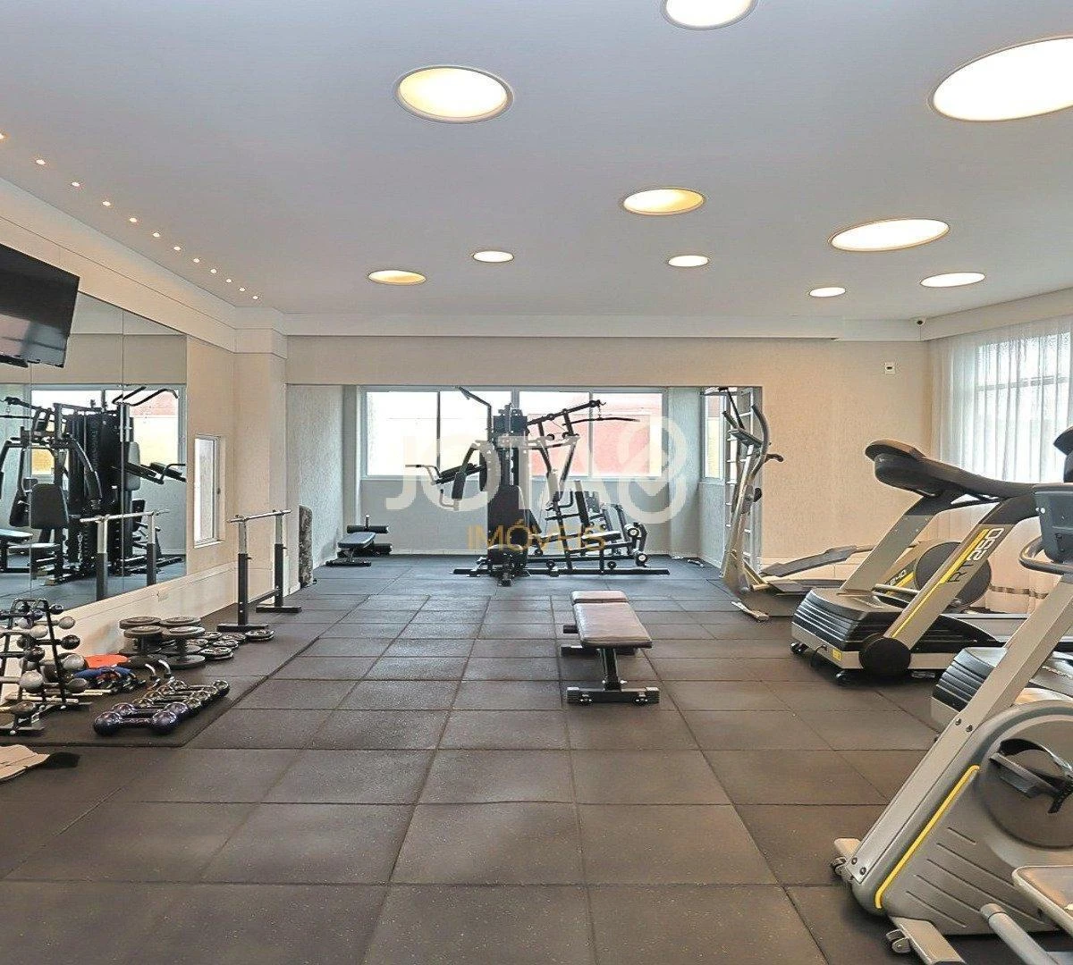 2-bedroom apartment in a building with a gym — photo 32