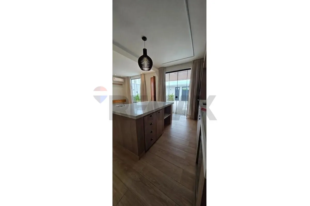 House, 250 m², with floor-to-ceiling windows — photo 7