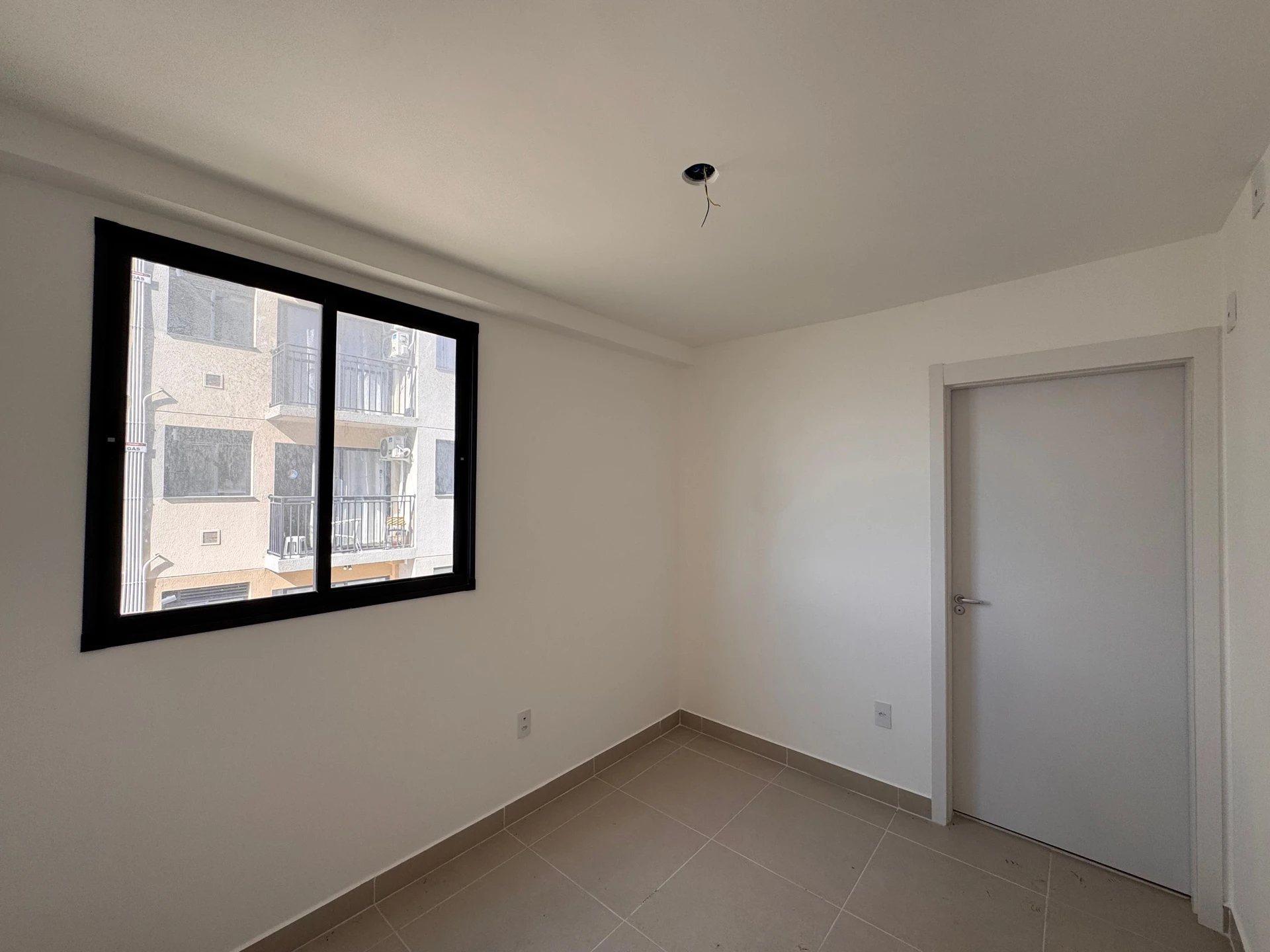Unfurnished 2-bedroom apartment with parking and balcony — photo 21