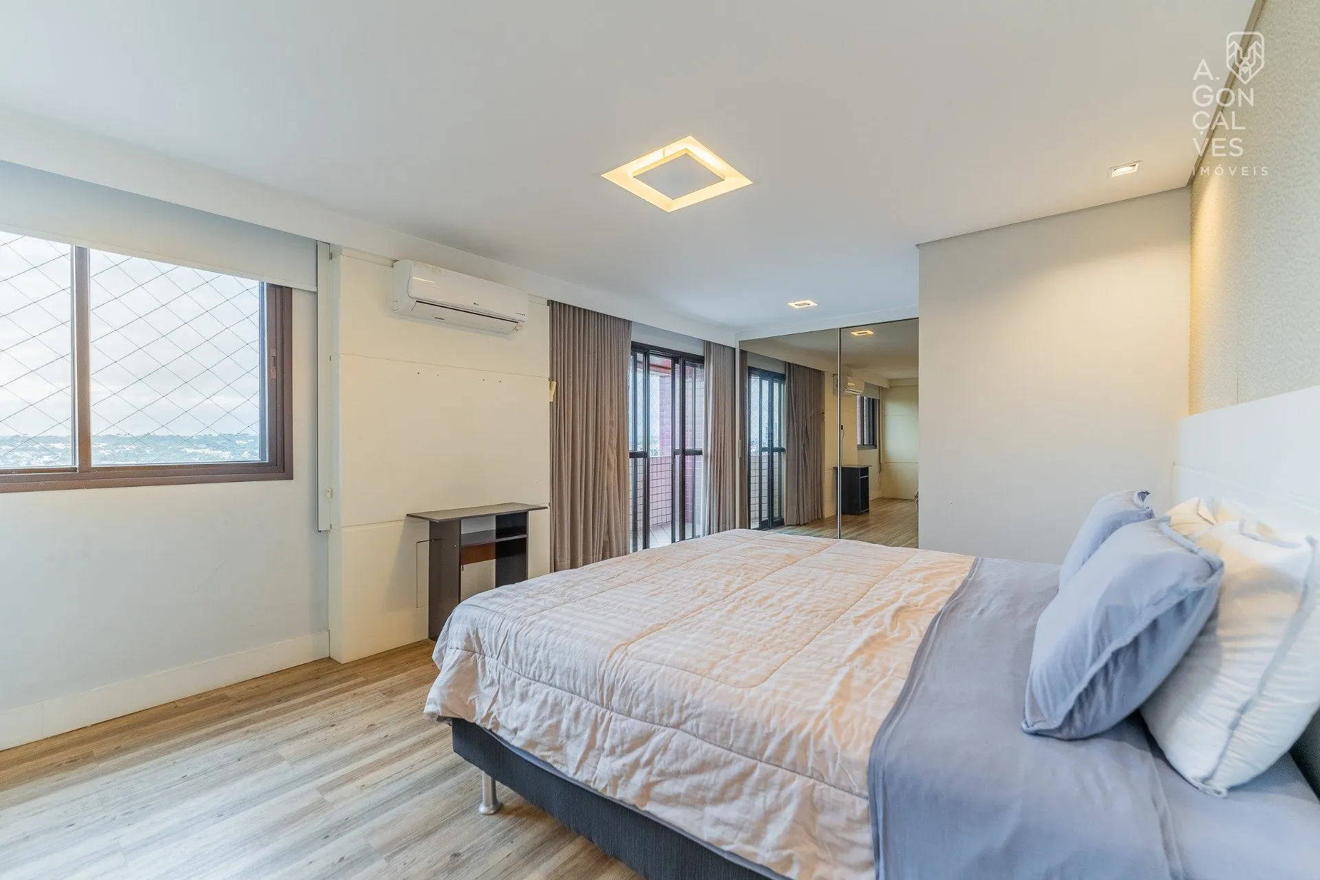 Furnished apartment with 4 bedrooms and 4 bathrooms — photo 19