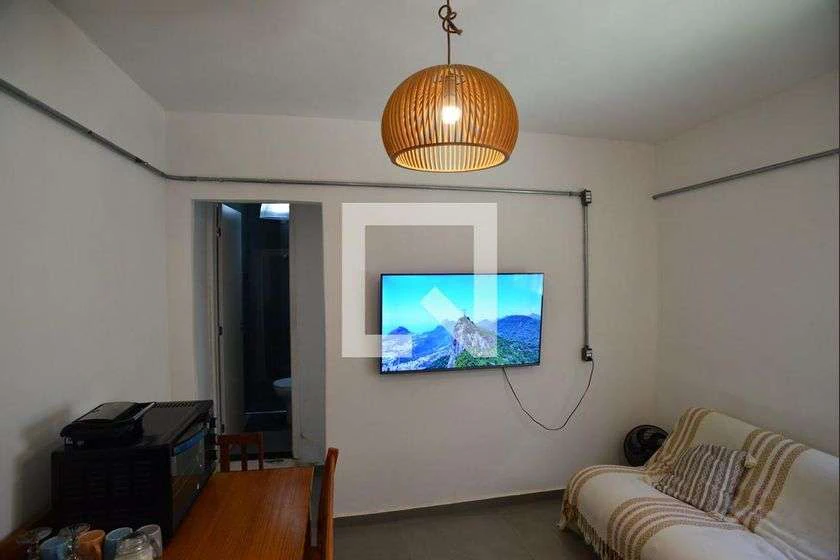 Apartamento mobiliado de 1 quarto com cozinha compacta